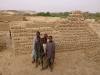 Kinder vor den Ruinen von Bilma